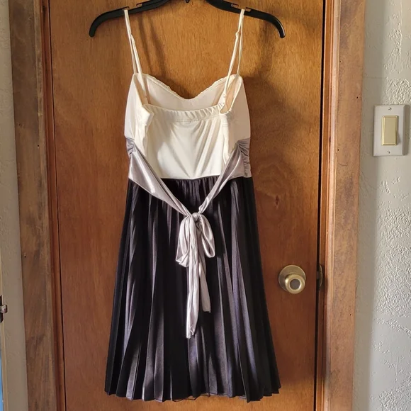 Formal/Semi-formal dress - Picture 2 of 2